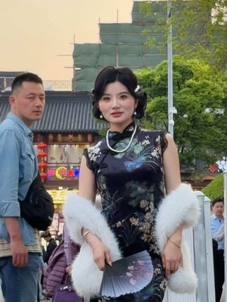 情感咨询赛道文案素材 - 所有女人记好了我站在男人的角度跟你说句掏心窝子的实话你根本不需要天天提心吊胆:"他到底爱不爱我?""他会不会出轨?会不会背叛我"现实很扎心百分之九十以上的男人都会在心里或行动上对别的女人动过心思所以你担心什么呢担心他出不出轨不如担心——你会不会背叛你自己你要担心的从来不是他而是你自己你该担心的是:今天的你有没有钱花?你有没有自己的圈子、自己的事业、自己的底气?他有没有本事拴得住你而不是你拼命去拴住他一个真正有格局的女人从来不是天天查手机、翻聊天记录、盯着他的一举一动而是我可以爱你也可以随时离开你你那么漂亮那么有思想别把自己活成一个"保姆"你以为你把他伺候得无微不至他就会感激你、心疼你、永远不离开你错很多男人的逻辑是:你越离不开他他越不珍惜你你越有本事离开他他越怕失去你所以女人啊别把所有时间都花在他身上别把所有委屈都咽在肚子里别把所有期待都压在一个男人身上你那么漂亮那么有思想就应该好好打扮自己认真赚钱提升自己让自己有随时转身的底气这样的你为一个不值得的男人流一滴眼泪都是在浪费你的高贵除了你的男人不爱你外面的男人都爱你听上去很讽刺但很真实:当你为一个男人掉价、卑微、哭闹、纠缠的时候他只会觉得你烦、觉得你离不开他可当你收拾好心情打扮得漂漂亮亮有自己的生活、有自己的事业你会发现——除了你的男人不爱你以外外面的男人都爱你所以女人格局打开一点真正高级的女人是这样活的她会这样想"你爱我是我的福气;你不爱我是你的损失。"你忠诚是我运气好;你不忠诚是你不配拥有我"她不会把自己的人生赌在一个男人的良心上她会把时间和精力全部投资在自己身上健身、读书、学习、赚钱让自己变得越来越值钱让自己有底气说一句:"你不珍惜我是你眼光不行不是我不够好"写给所有女人的一段话从今天开始别再为了一个男人哭到天亮别再为了一句"我忙""我累了"反复折磨自己你要记住除了你的男人不爱你以外外面的男人都爱你你那么漂亮那么有思想那么有潜力那么值得被好好珍惜所以——打扮好自己提升好自己照顾好自己把自己活成一束花...#情感共鸣#男女情感#女性成长#男人女人#情感文字 - 林知意🩵作品