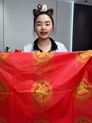 马上就要到年底了,亲戚朋友聚餐多,家里一定要准备一些这种一次性桌布,它是这种一抽一张的设计,特别方便,而且还是加厚的,怎么撕都不会坏。吃完饭的桌子不用打扫,直接卷起来扔掉就可以,真的是省事又干净。关键价格也不贵,买一次就能用很久了。#喜庆桌布#寿宴布置 #超便宜超划算