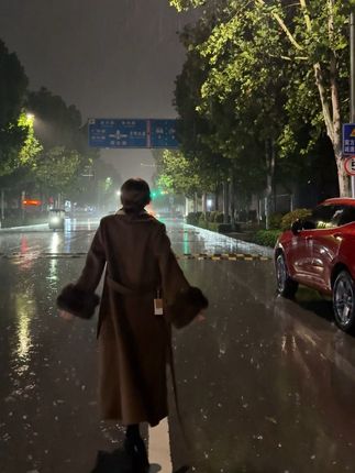 曾经我比谁都真诚 比谁都心软现实 让人看透了人情教训让人看清人心 后来 我不再逢人就掏心掏肺这辈子最对不起的就是我自己的这颗心⋯.#享受当下 #所谓生活一半惊喜一半遗憾#婚姻不易且行且#雨天