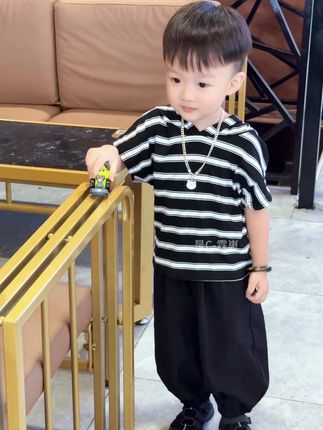 条纹一穿,帅就完事了~#我的男孩 #高品质童装 #男童穿搭 #潮童穿搭 #骗你生儿子