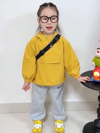 养孩子就像牵着蜗牛散步 她有点慢 有点磨蹭 我有些烦躁 甚至时常责备她 我希望她能快一点 再快一点 可是蜗牛已经尽力了 于是我任由她自己的步伐不和她较劲 不和自己较劲 慢慢的才发现 原来周围有花香 还有鸟叫甚至有满天繁星. 她带给我的远比我想象的要多 让花成花 让树成树 我想要她快乐 就不能成为她烦恼的产生 #日常分享 #穿搭日记 #我的女孩👧🏻