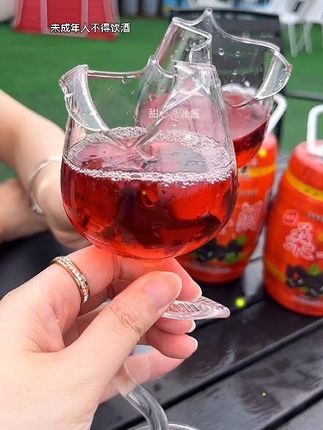“宁可满身酒味,也不要眼眶含眼泪, 苦不堪言的时候,就尽量把自己灌醉…”#微醺时刻 #小酒解心宽 #仙女都在喝什么 #深夜的酒 #好喝不贵