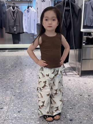 哈哈哈哈哈哈  只要拿起手机她就一百个动作等着呢🥳 #我的女孩👧🏻#古灵精怪 #骗你生女儿 #今日穿搭#人类幼崽越养越上头
