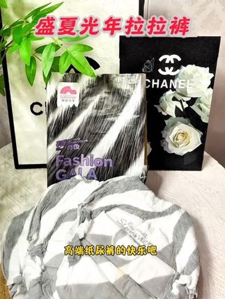 #姐妹们快来薅一个高端纸尿裤的羊毛啊!就是这个盛夏光年的有形有色系列,#摸起来真的超级柔软细腻,裸感无痕的设计就跟云朵一样,#轻薄又透气!#双重防侧漏边,宝宝怎么翻滚都不怕,而且里面还添加了高分子吸水树脂,一夜一片完全没问题!#盛夏光年拉拉裤