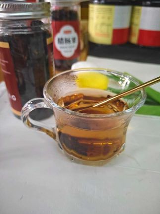 宝子们看过来!云南大山里藏着个“宝藏果果”——腊肠果!它长得超有趣,弯弯长长的模样跟腊肠一模一样!在云南阳光雨水的滋养下,个个饱满油亮~ 晒干剥壳泡热水,淡淡的清香飘出来,喝起来清甜润口,像在喝大自然的味道!平时吃多了大鱼大肉,泡上一杯,贼清爽,这快乐谁懂啊!快把这份来自云南的独特滋味带回家~#腊肠果 #特色农产品 #云南腊肠果 #多喝水 #仙女都在喝什么