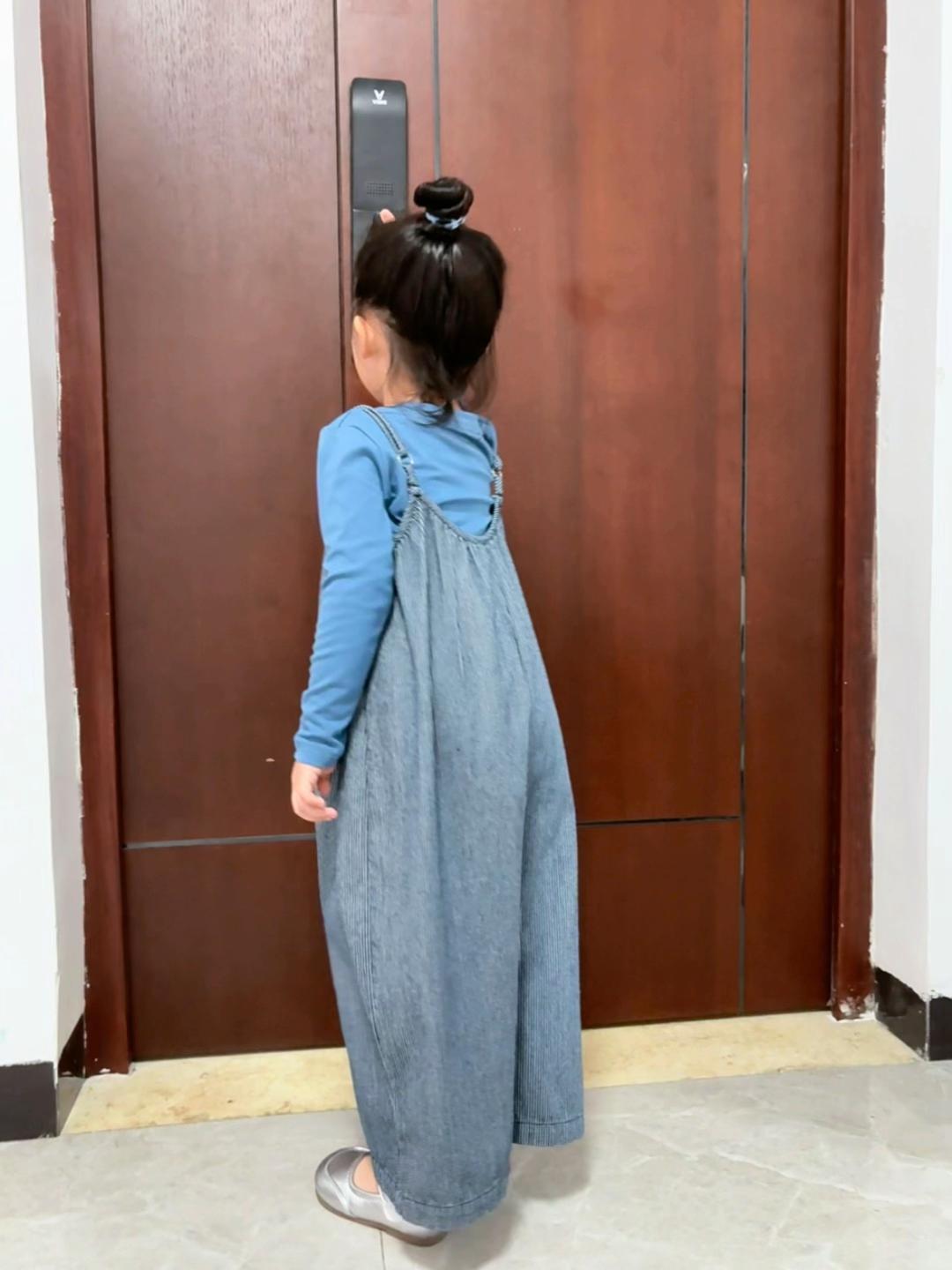 孩子的成长只有一次 所谓“陪伴”,不过是“我在”的承诺,你笑我陪你疯,你哭时我抱你暖,你探索时我站在不远处,随时观察你的小情绪。她不需要完美的父母,只需要“一直在”的我们♥️#女宝穿搭 #新衣服可以治愈各种不开心 #记录成长过程 #俏皮可爱