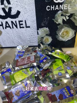 这压缩饼干火了以后, 这老板又开始研究新口味了, 你看研究了个抹茶味的, 还研究了一个黑曲奇味的。