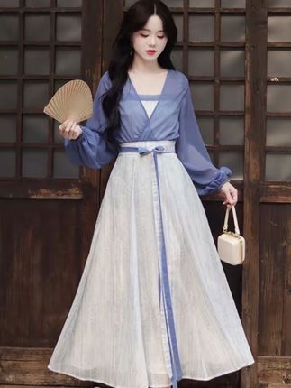 瑶西【蓝月离歌】美到挪不开眼!新中式碰撞度假风,夏季穿轻盈不闷热。长裙垂坠感绝了,走动时像月光流淌。日常或出游穿都吸睛,自带清冷氛围感,上身就是诗意画卷,谁穿谁心动~#汉服穿搭 #汉服小姐姐 #度假穿搭 #东方美学 #国风古韵