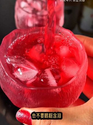 “宁可满身酒味,也不要眼眶含泪,苦不堪言的时候,尽量把自己灌醉…”#微醺时刻 #小酒解心宽 #果酒#小酒喝起来 #成年人的发泄方式