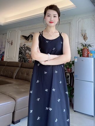 宽松显瘦又气质的吊带裙,凉快又遮肉,夏天必备#裙子 #吊带裙 #裙#面料柔软舒适 #女装