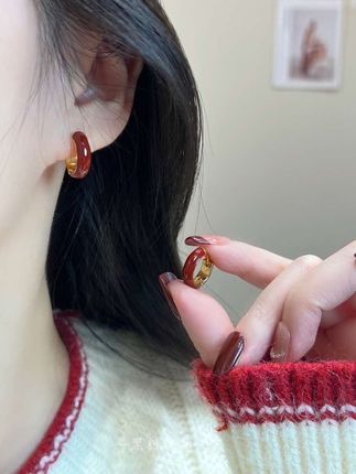 氛围感超绝的红色耳扣,简约高级,精致又百搭#耳饰分享 #饰品控 #耳饰搭配