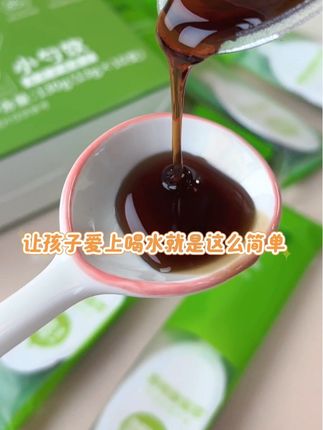 轻颜官原榨梨膏实测来啦✨ 👉🏻 核心成分超能打! ✔️砀山酥梨含量≥85% 用料超扎实 ✔️搭配枇杷+罗汉果 黄金止咳配方 ✔️25斤水果才浓缩1斤膏体 满满都是精华 👉🏻 使用体验太戳我! 🌟独立小勺包装太贴心 卫生又不粘手 🌟一撕一冲3秒搞定 懒人必备 🌟无蔗糖添加 控糖姐妹放心冲 🌟天然果糖的清甜 喝完不齁嗓子 👉🏻 效果实测分享 连喝三天喉咙真的舒服好多! 化痰效果绝绝子 早晚各一杯 现在宝宝看到熊猫包装就伸手要🐼 #换季必备 #美食测评 #母婴好物分享 #健康饮品 #秋季养生