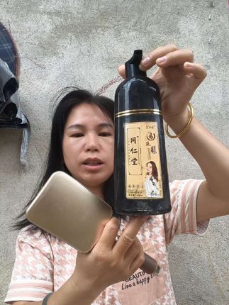 我用的是这个遮盖白发的,还这么年轻,不洗就是一头白发,洗了也得20多天一个月左右,长出来又洗,很容易上色,用过很多东西了,还是用这个简单又实惠
