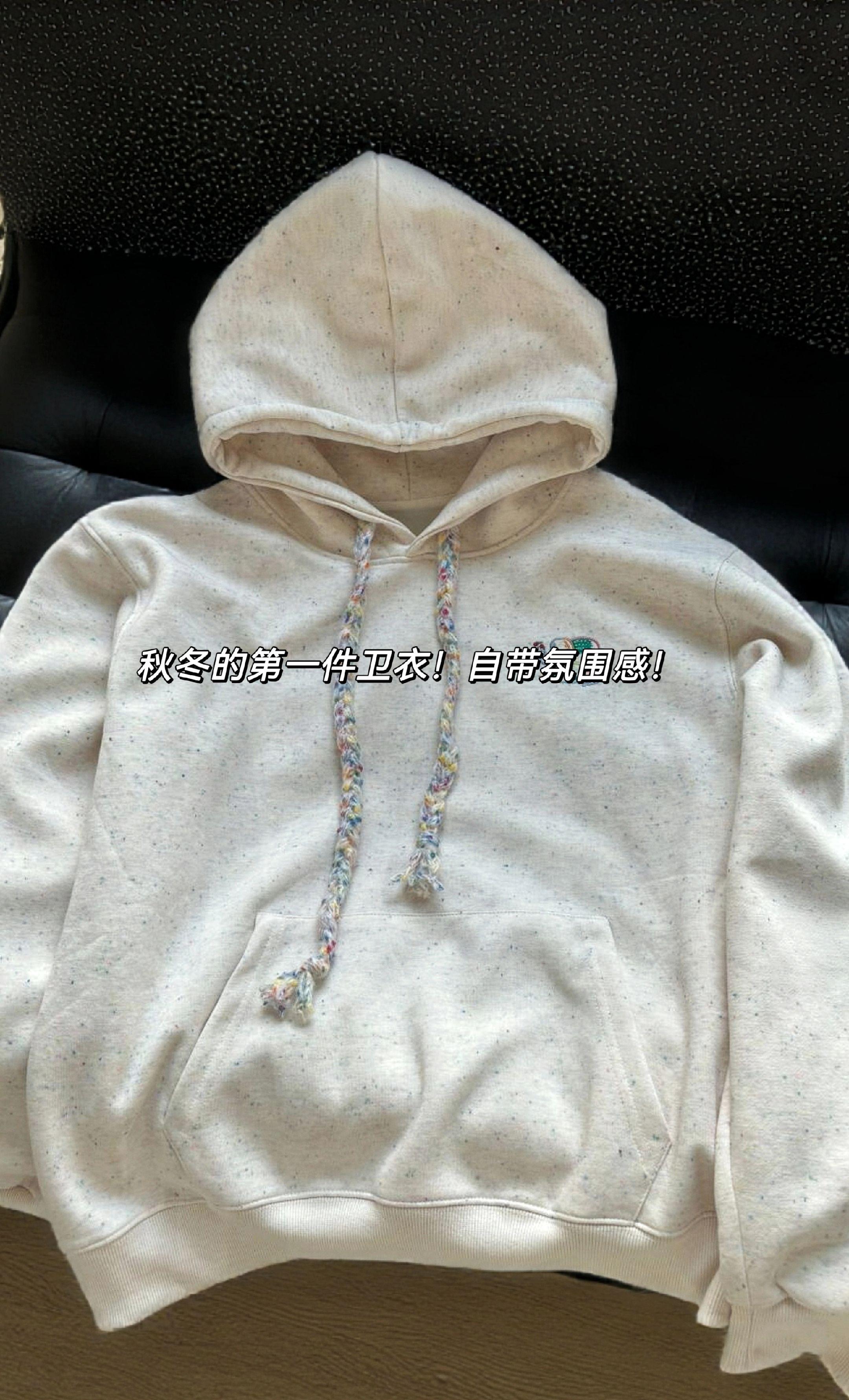 秋冬的第一件卫衣!!! 这颜色可以说是秋冬经典色 自带秋冬氛围感 百搭不会过时年年都好穿 over size版型帽檐加大加深版型显瘦显头小#ootd穿搭 #卫衣 #美式复古 #卫衣控#卫衣穿搭