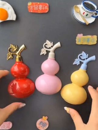 葫芦冰箱开瓶器来啦!造型讨喜像个小福娃,吸在冰箱上随用随取。开啤酒、拧瓶盖超省力,老人小孩都能轻松搞定。厨房好物,实用又可爱,囤它!#冰箱贴#葫芦开瓶器 #开瓶器 #磁吸开盖器
