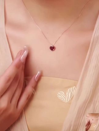 为心爱的姑娘戴上爱心项链,红色玛瑙爱心吊坠#礼物 #七夕礼物 #新中式