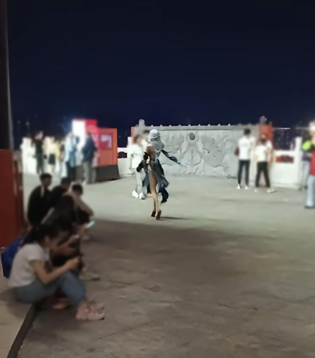 昨天在外面拍外景路人拍的有点糊但是好美啊 #申鹤cos #申鹤老婆 #申鹤 #申鹤冷花幽露 #东山寺