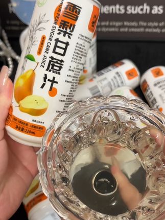 这个季节来一瓶雪梨甘蔗汁真的巨爽啊,喝起来就是雪梨本身的清甜加上甘蔗的果香,特别清爽好喝#仙女都在喝什么 #雪梨甘蔗汁 #双方有情 #甘蔗汁 #多喝水