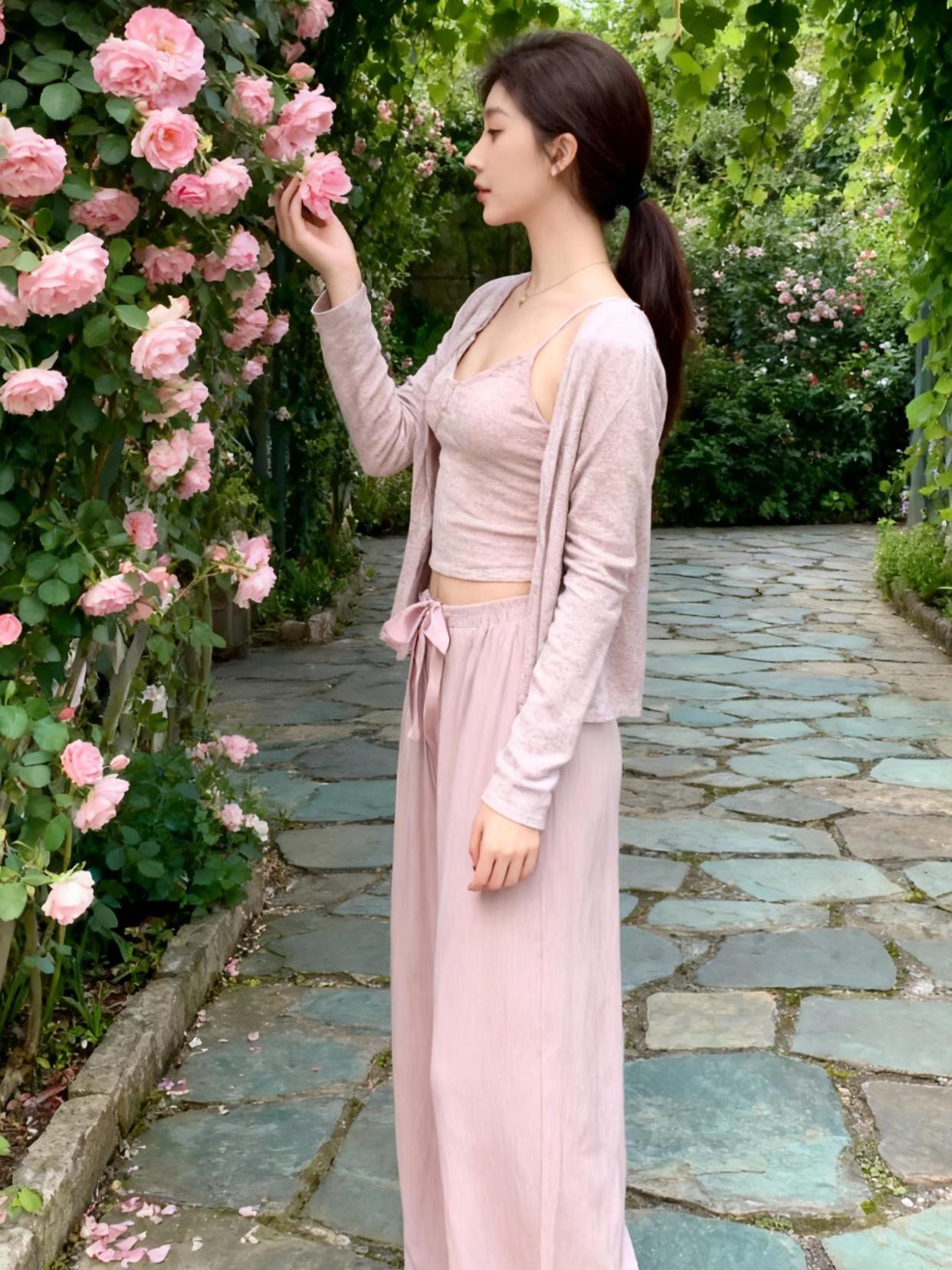 春日里的温柔时光,这套睡衣三件套太舒服了!🌸面料柔软,居家也要精致感。#时尚穿搭 #睡衣三件套