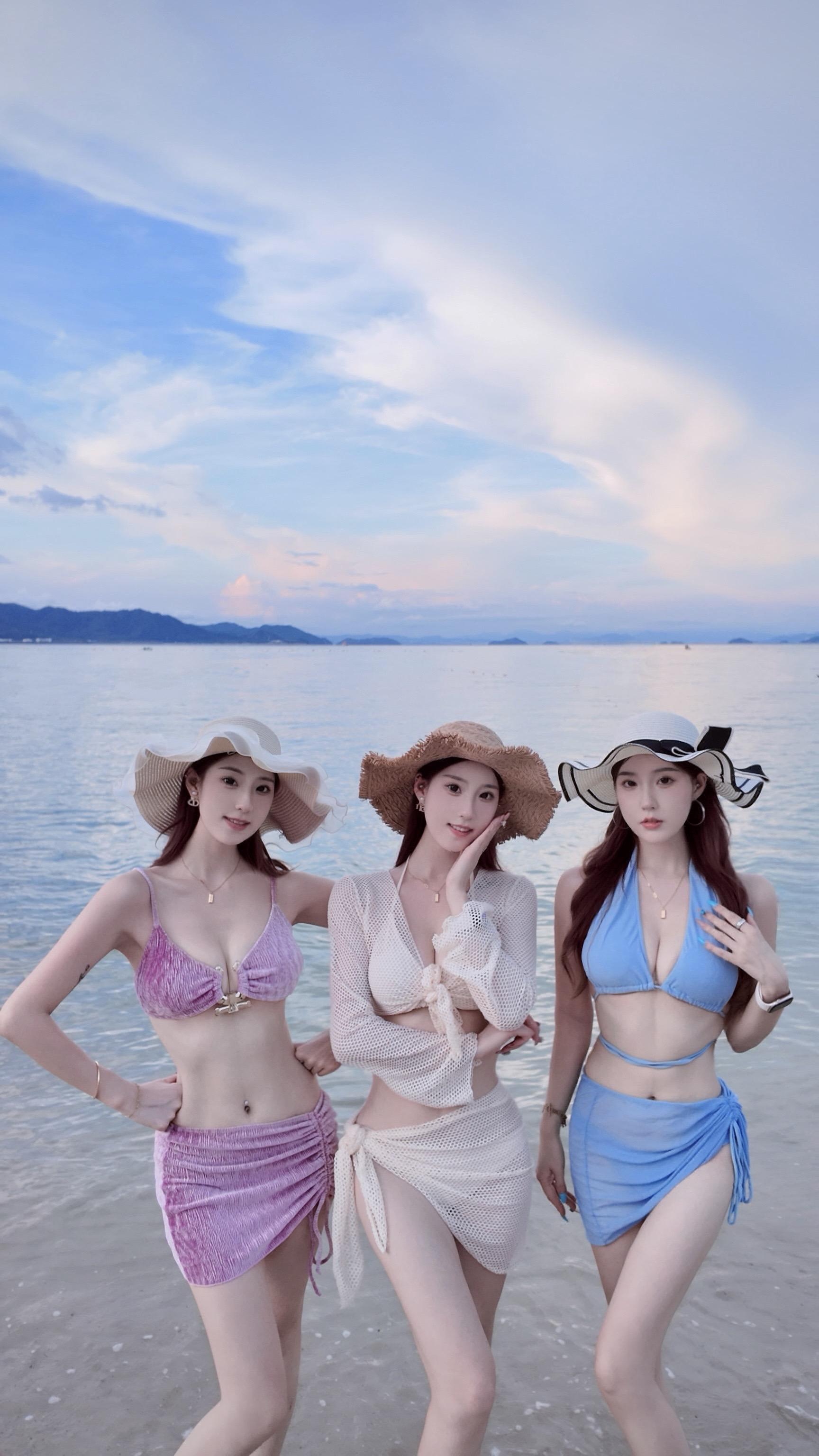 你想去看看大海吗?牵着我的手走吧。#三胞胎碧星梦 #大海 #比基尼泳装 #身材