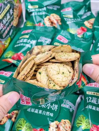 #.春游拎着蔬菜饼干跑,揣兜里沾体温,嚼着脆响伴春风,番茄香飘远,踏青脚步变轻快,空袋还能装野花。#健康零食 #好吃到停不下来 #抖音推荐好物 #好吃的美食 #快来一起尝个鲜