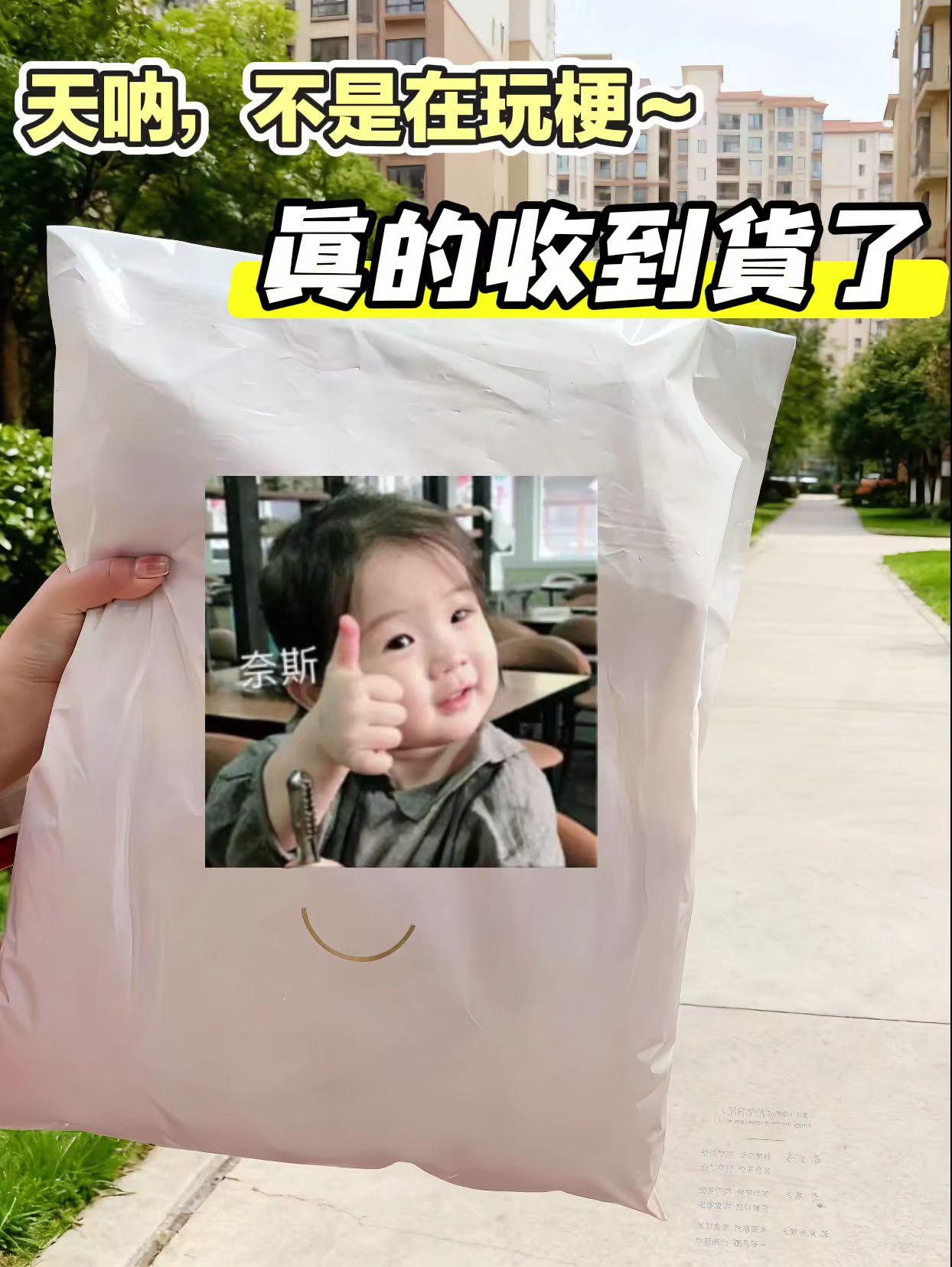 平时咱们用手帕纸,是不是最烦那种薄得一擦就破、还掉渣的?这款山茶花手帕纸可没这毛病!四层加厚实实在在,擦手、擦嘴使劲蹭都不容易破,也不会有小纸屑粘手上。  纸上印着小茶花,看着就惬意,揣兜里、放包里都方便。平时吃饭擦手、出门补妆,或是偶尔擦个小污渍,它都能搞定。不整那些虚的,就是厚实、好用,日常用着特省心!#生活必备 #纸巾 #好物推荐🔥 #便宜好物 #维达纸巾