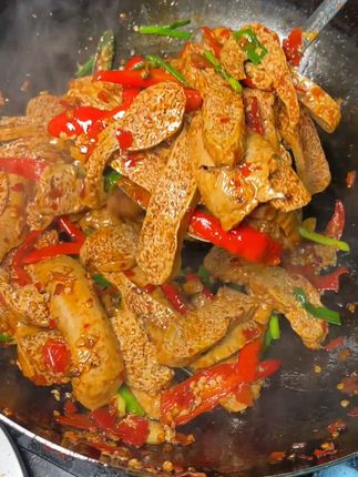 贵州农家手工灰豆腐,不要看到外表黑黑的,吃起来劲道q弹,不管你是拿来炒,或者做火锅,都香的很#舌尖上的味道 #食材新鲜才是硬道理 #吃货的世界唯有美食不可辜负 #味道好极了你想吃吗