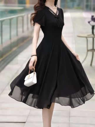 黑色雪纺连衣裙女2025年新款妈妈气质洋气时尚收腰遮肚减龄裙子 #连衣裙推荐 #雪纺连衣裙 #收腰连衣裙 #遮肉显瘦 #气质穿搭 @DOU+小助手