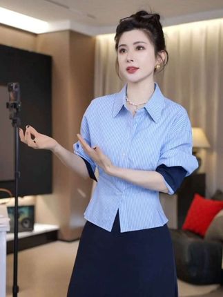 这个衬衫真的很好看,它是那种蓝灰拼色就很高级,而且它的料子是那种很轻薄很透气的,夏天穿起来完全不闷热。喜欢这种感觉的姐妹可以去冲它!#条纹衬衫 #学院风 #时尚百搭 #休闲减龄穿搭 #显瘦穿搭