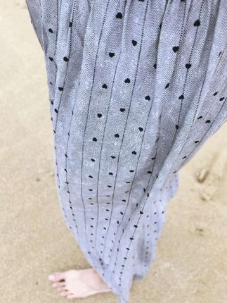 不是,出来玩,你还把这小裤子带出来了。那这裤子出来玩穿着也没啥违和感啊,我昨天拍个照都老出片了。这小花裤可不是那种屯了吧唧的,你看人家这个小配色,多洋气啊,谁看不喜欢这绵绸的小面料啊,嘚嘚瑟瑟的,穿着老凉快了。而且这裤筒是那种特别宽松的,胖人瘦人全都能穿,腰头的弹力也大,这一条才十来块钱,屋里屋外穿着都好看。