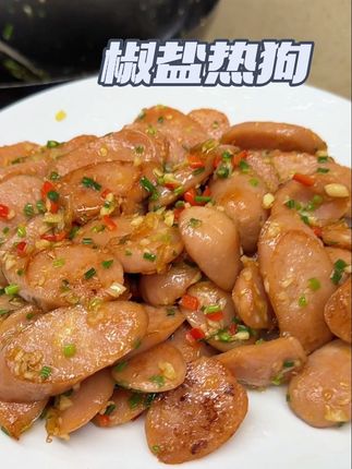姐妹们 暑假来了 在家就可以安排的烤肠,空气炸锅 油炸 椒盐 吃法多样~好吃又方便 随吃随安排,而且一根算下来才一块多 超划算!#热狗 #美食推荐