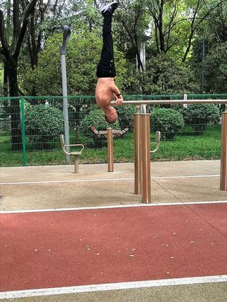 #上热门 :西安开远门街健#双杠曲臂慢起手倒立练习翻身下杠 #让健身成为快乐