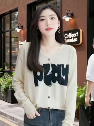 风里已经有了秋天的味道, 衣柜里也该有新的故事了~🍁 #创作灵感 #上热门抖音小助手 #时尚穿搭 @抖音创作小助手 @抖音小助手 @DOU+小助手