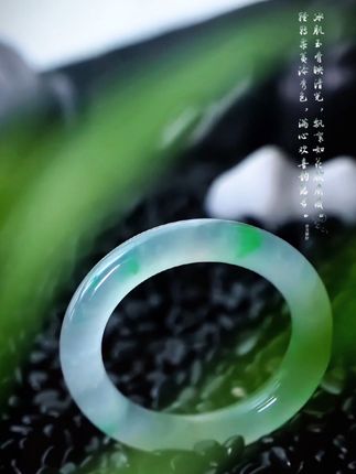 腕底温柔添秀色,心怀绮梦绽芬芳#腕间诗意#冰透飘花手镯 #宝藏饰品#手镯之美#爆款热卖中