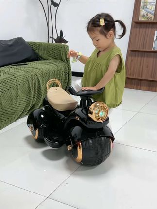 #儿童玩具 #萌娃骑车 #骑上我心爱的小摩托永远不会堵车 #儿童电动车 #儿童电动摩托车玩具车@巨量千川