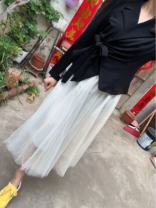 人性最丑陋的就是,需要你的时候,百般讨好,不需要你的时候,翻脸无情,经历多了就会明白,人与人之间的任何关系,其实都像一种商业模式。你若无法持续为对方提供价值,就难免被淘汰出局。在利益面前,每个人都在表演。靠得太近,其实谁都不堪细看。#情感 #情感共鸣 #穿搭