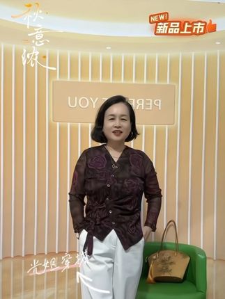 #秋冬穿搭新鲜感在线 #早秋穿搭三分钟出门不是梦 #秋季微胖穿搭测评 #初秋一周不重样穿搭 #秋季不露腿穿搭 秋季新款休闲洋气长袖气质百搭V领不规则显瘦上衣小衫@DOU+小助手