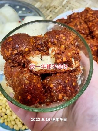 粘上腐乳曲三天后就可以拌上自己喜欢的调料、盐、鸡精、辣椒粉等等。#霉豆腐 #霉豆腐制作
