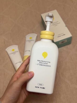 这个一页的身体乳诺诺用了好久~佑佑也是从生出来就跟着姐姐用的这一瓶~主要是好涂抹好吸收~#崔玉涛#一页身体乳#宝宝护肤 #儿童身体乳#宝妈分享