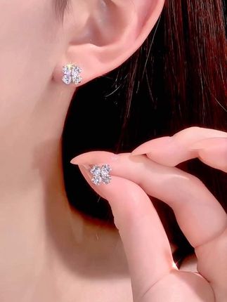 #纯银耳钉 四叶草耳钉小众女简约小巧甜美精致免摘轻奢养耳洞耳钉#优雅气质 #时尚搭配 #精美耳饰 #超好看