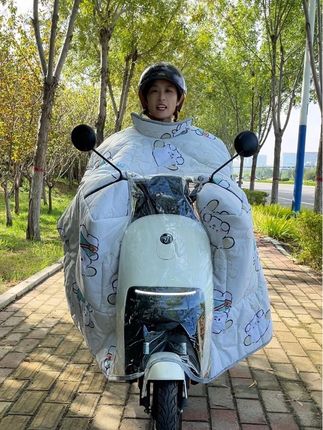 大包裹式挡风被增加了围脖和护肩,加大加厚侧翼,冬天骑车更暖和。 #冬季挡风被 #骑车必备 #户外出行 #加大加厚挡风被