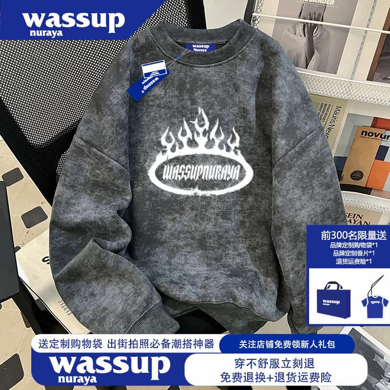 「WASSUP nuraya 火焰做旧卫衣」潮人出街,就该这么炸! 当复古做旧撞上街头火焰,一件卫衣就能定义你的潮流态度! WASSUP nuraya 这款做旧卫衣,深灰做旧质感自带复古滤镜,火焰环绕品牌标识的设计,把街头叛逆感拉满。圆领+罗纹细节,舒适又挺括,日常出街随便一搭都是焦点。 现在入手还能享前300名限量礼:品牌定制购物袋、香片直接送,退货运费险兜底!关注店铺再领新人礼包,穿得不舒服还能免费退换。 潮人别犹豫,这波穿搭“武器”,必须收入囊中!#男生穿搭 #卫衣 #男女同款 #美式卫衣