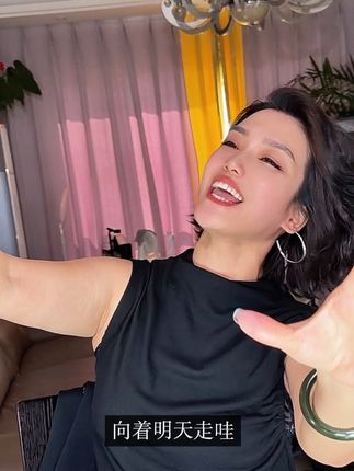 心连心手挽手向着明天走