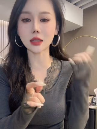 #超便宜超划算 2025秋冬时尚气质韩版薄绒长袖常规款蕾丝慵懒风U领拼接打底衫女#谁穿谁好看 #时尚百搭 #辣妹穿搭 #早秋穿搭