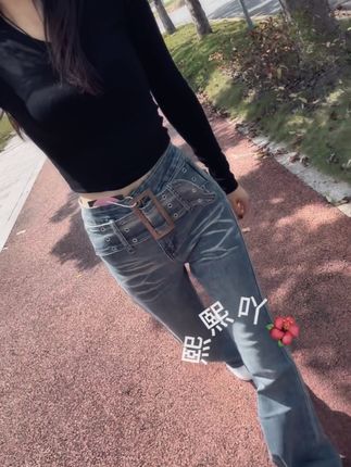 “幸福来之不易,更不应该如覆薄冰,我的意思是你是我永远都不想失去的人.”#每日穿搭分享 #浅蓝牛仔裤 #秋冬上新