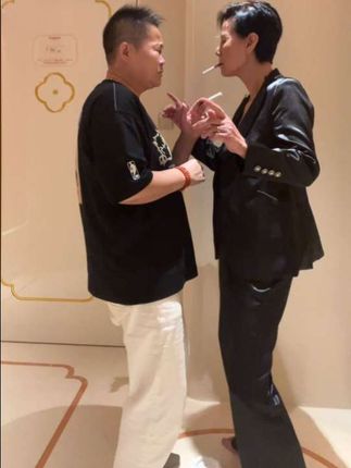 姐啊,您摔烟的姿势太吊了吧!