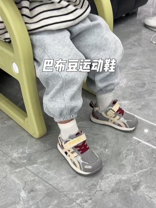 太好看了吧 板板正正的小运动鞋,上脚很轻便 #好物分享 #自用好物分享 #儿童板鞋 #巴布豆#宝宝鞋子