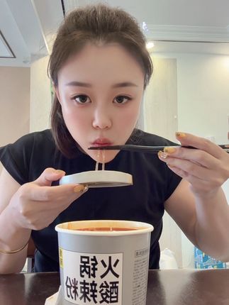 一口下去我感觉仿佛到了重庆,味太正了!这种湿粉真的比干粉好吃太多#好物推荐🔥 #火锅酸辣粉