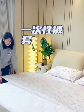 #出差旅游 #住酒店  这个加厚的一次性四件套得备上,酒店的太多人睡过想想都膈应,还是自己带的睡的安心#旅行必备 #一次性床单被套