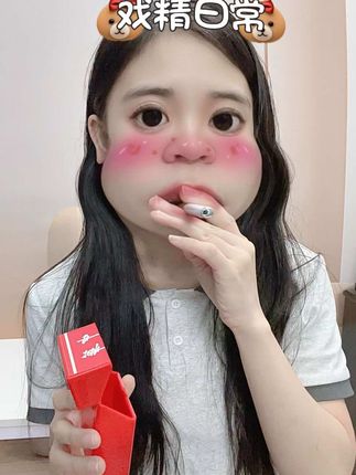 当你压力大又不会抽烟时,只能一个人默默地#烟盒泡泡机#玩一个很新的东西
